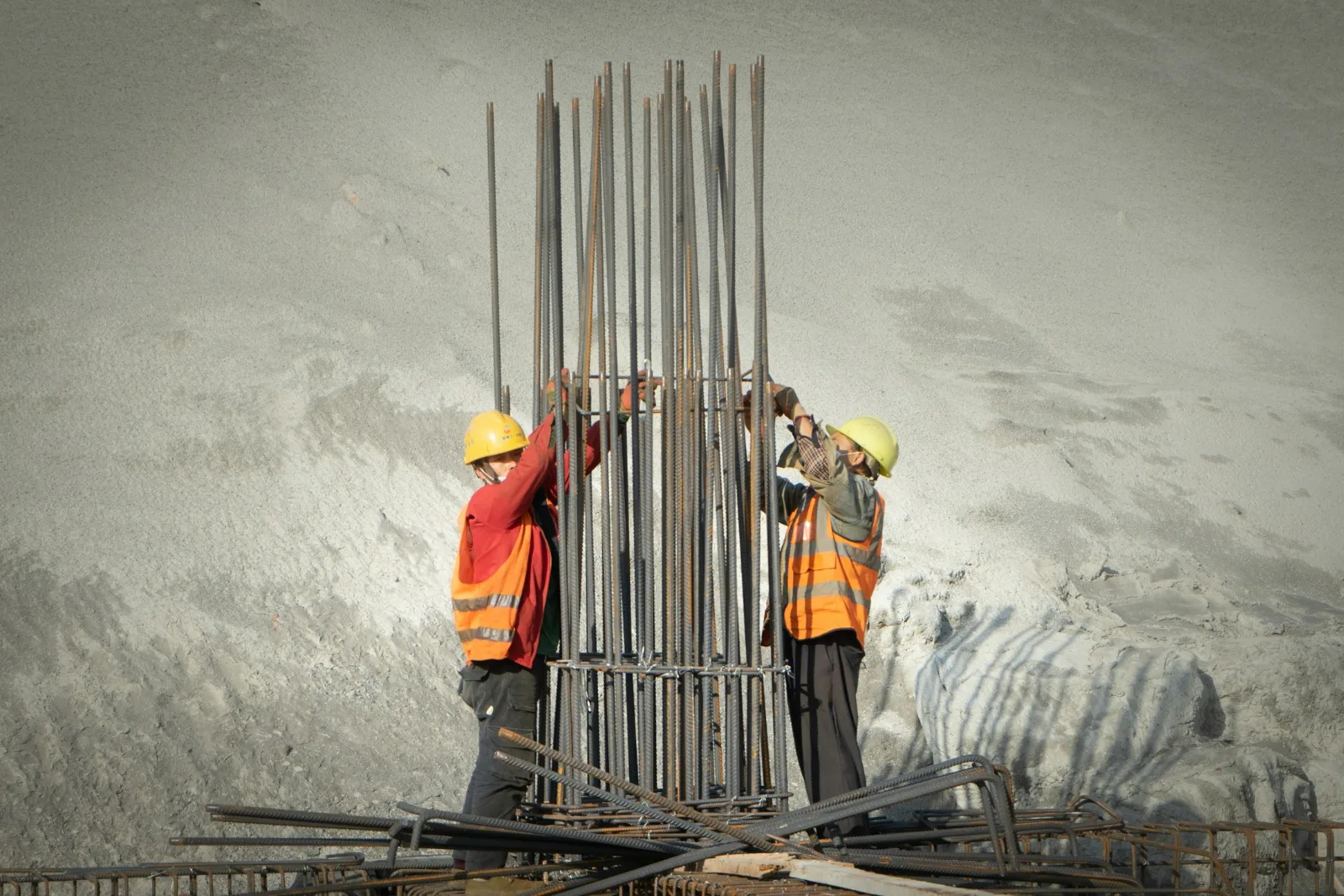 Armadura de hierro de una columna en obra