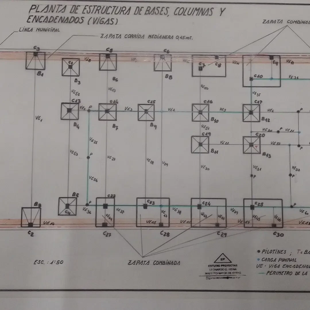 Planta de estructura con bases, columnas y vigas de encadenado