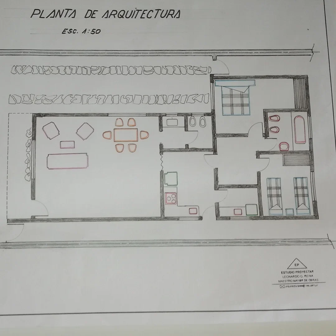 Planta de arquitectura con equipamiento dibujada a mano