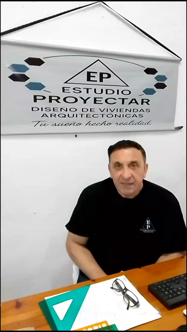 Leo en su estudio, debajo del cartel de Estudio Proyectar