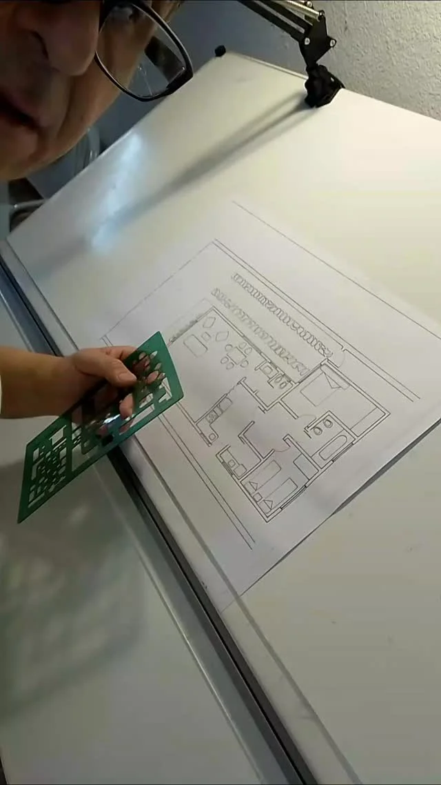 Leo dibujando una planta con plantilla verde sobre el tablero